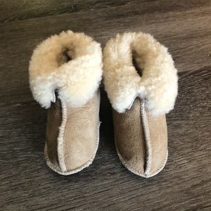 Baby sheepskin booties 3